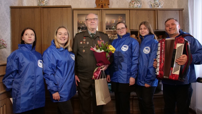 Волонтеры Победы поздравили нижегородских ветеранов войны и боевых действий с Днём Героев Отечества